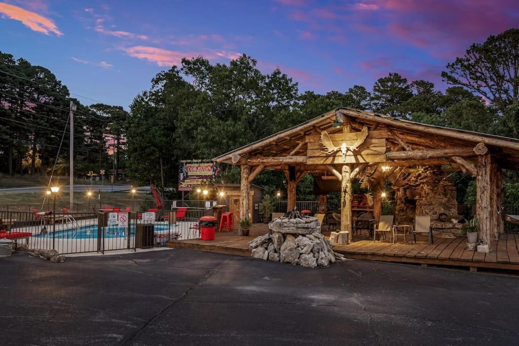Stonegate Lodge 2 Queen Beds Wifi Tv Salt Water Pool Fire Pits #303 Eureka Springs Zewnętrze zdjęcie